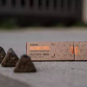   Sagrada Madre-Triangular Palo Santo Myrrh Palo Santo és Mirha Füstölő Háromszög